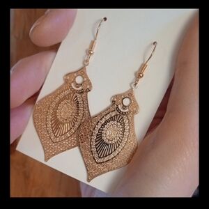 ♥️A 5 / $20 Elegant Gold Dangle Earrings